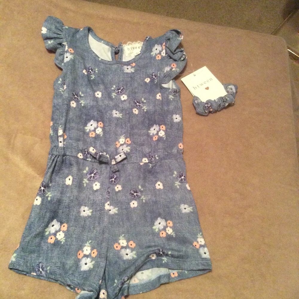 NWT Btween size 4 outfit & pony tail  holder